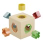 Ce cube de 14 cm cache 5 formes colorées (2 exemplaires de chaque) à encastrer pour apprendre en s’amusant.
Parfait pour dé