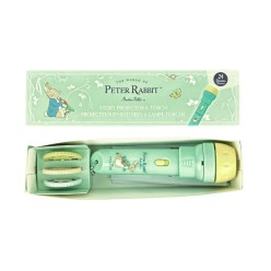 Plongez dans l’univers tendre et malicieux de Peter Rabbit™ grâce à cette lampe à histoires magique !
Insérez l’un des